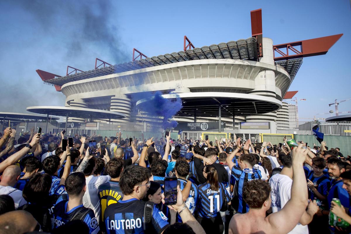 Un “amico” allo stadio e il bonifico durante Milan Inter: la truffa dei biglietti che colpisce i tifosi