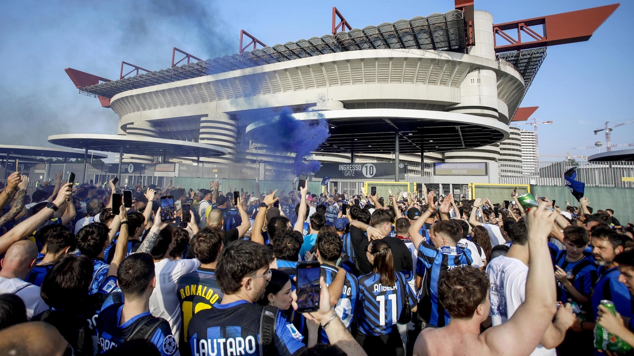 Tifosi dell’Inter a San Siro per seguire la finale di Champions League Tifosi dell’Inter a San Siro per seguire la finale di Champions League
