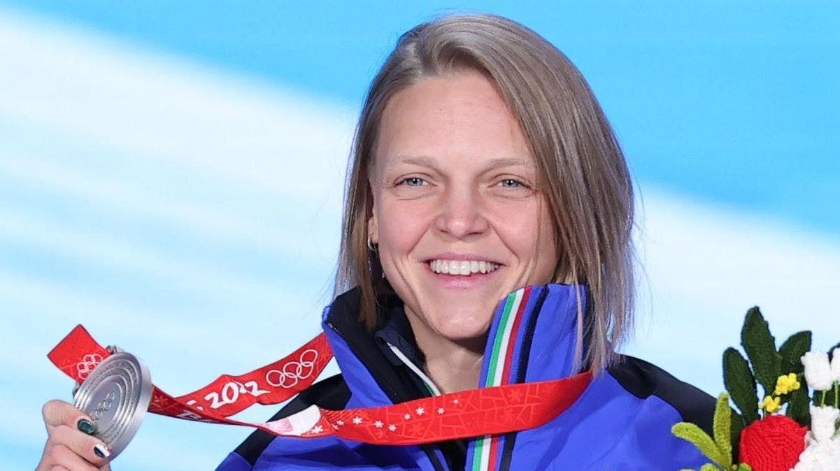 Arianna Fontana, icona dello short track, si prepara a debuttare nel pattinaggio di velocità con l'obiettivo di qualificarsi in due specialità olimpiche.