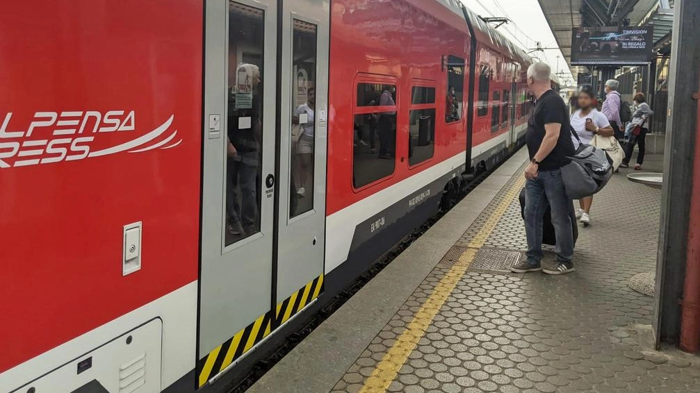 Rapinato della collanina che aveva al collo sul treno che da Milano portava a Varese, ha inseguito il ladro sul...