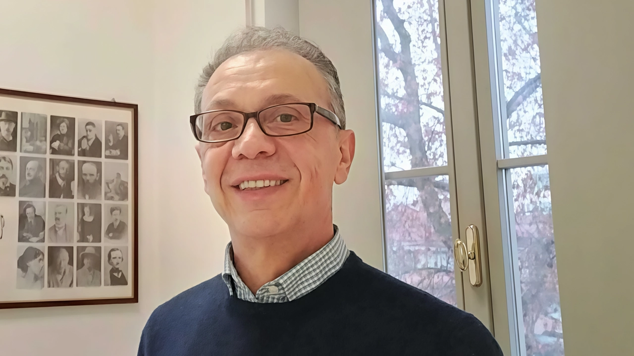 Il saggista Mattia Morretta di Muggiò esplora l'amore e la passione nel contesto attuale, criticando modelli dannosi e promuovendo relazioni di qualità.