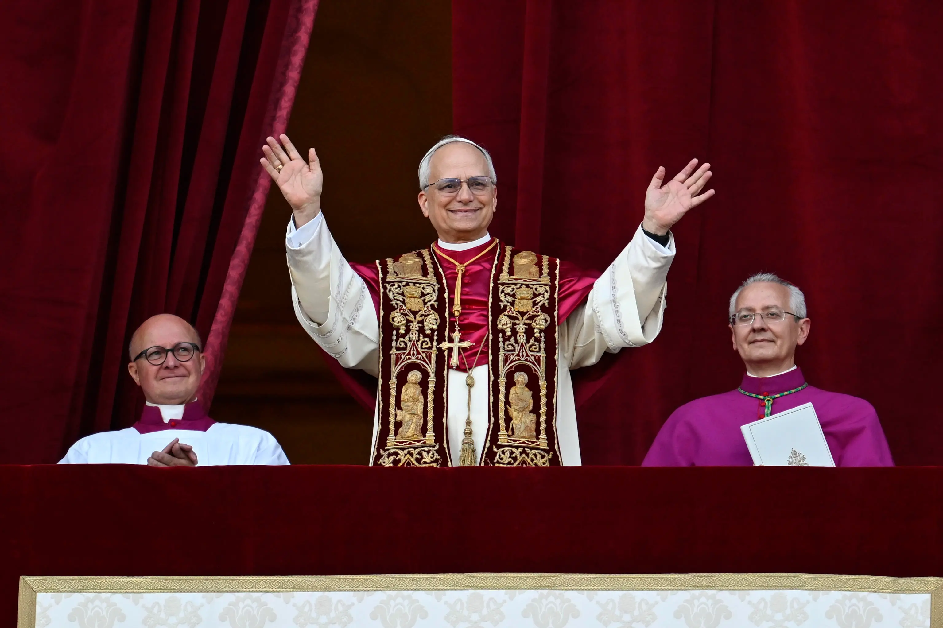 Papa Leone XIV, Fontana: “Auguri da tutti i lombardi, non gli mancheranno coraggio e forza”. Delpini: “La Chiesa ambrosiana prega e ama il Pontefice”