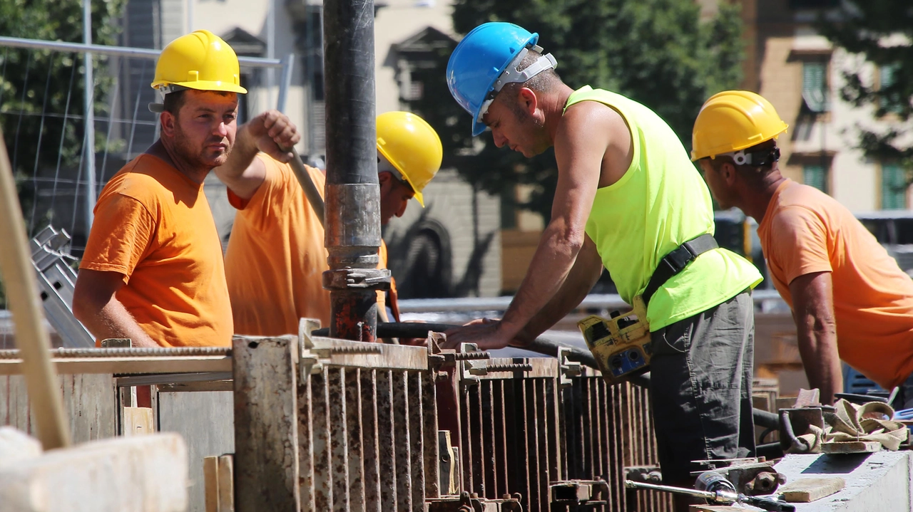 Operai al lavoro sotto il sole: un pericolo per la salute in caso di sforzo fisico e prolungata esposizione Operai al lavoro sotto il sole: un pericolo per la salute in caso di sforzo fisico e prolungata esposizione