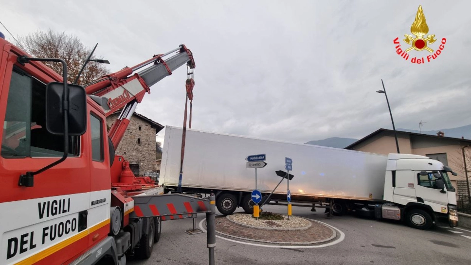 Il camion bloccato a Mandello Il camion bloccato a Mandello