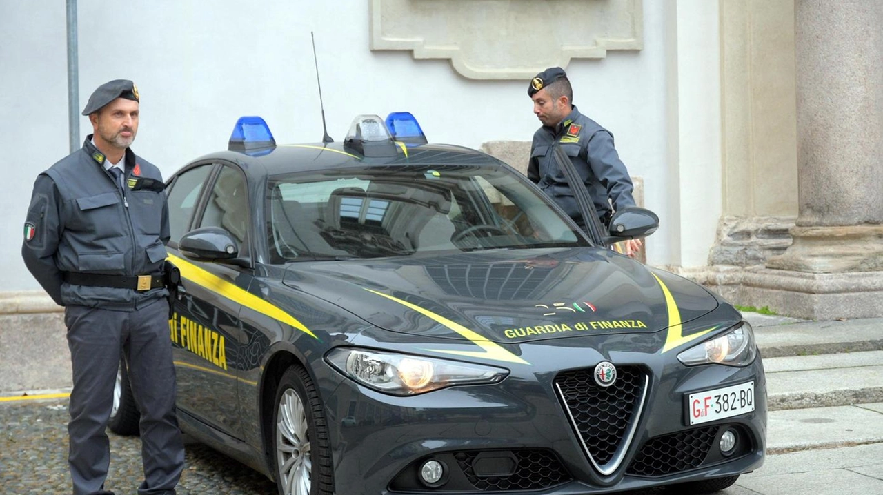Militari della Guardia di Finanza in azione Militari della Guardia di Finanza in azione