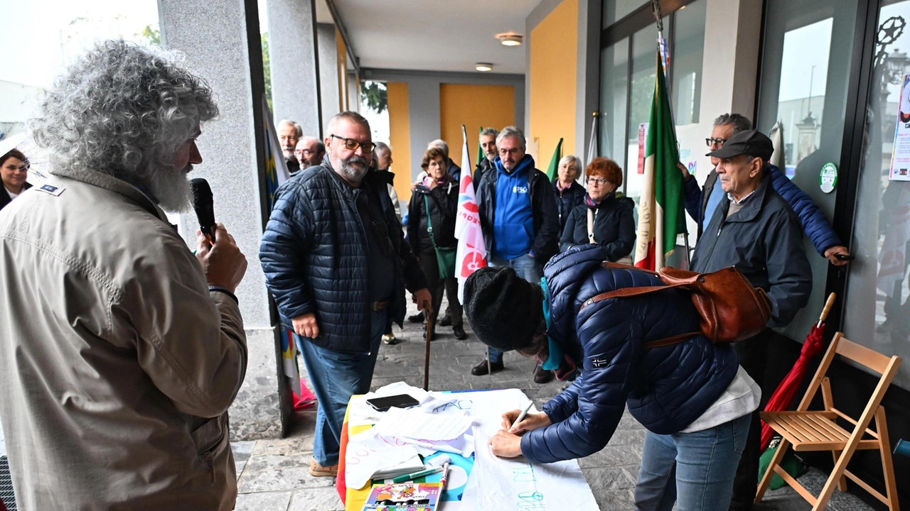Sedriano, il comitato del Magentino ha aderito alla mobilitazione nazionale. Sfilata in centro per dire "no" a tutte le guerre e promuovere azioni concrete . . Sedriano, il comitato del Magentino ha aderito alla mobilitazione nazionale. Sfilata in centro per dire "no" a tutte le guerre e promuovere azioni concrete . .