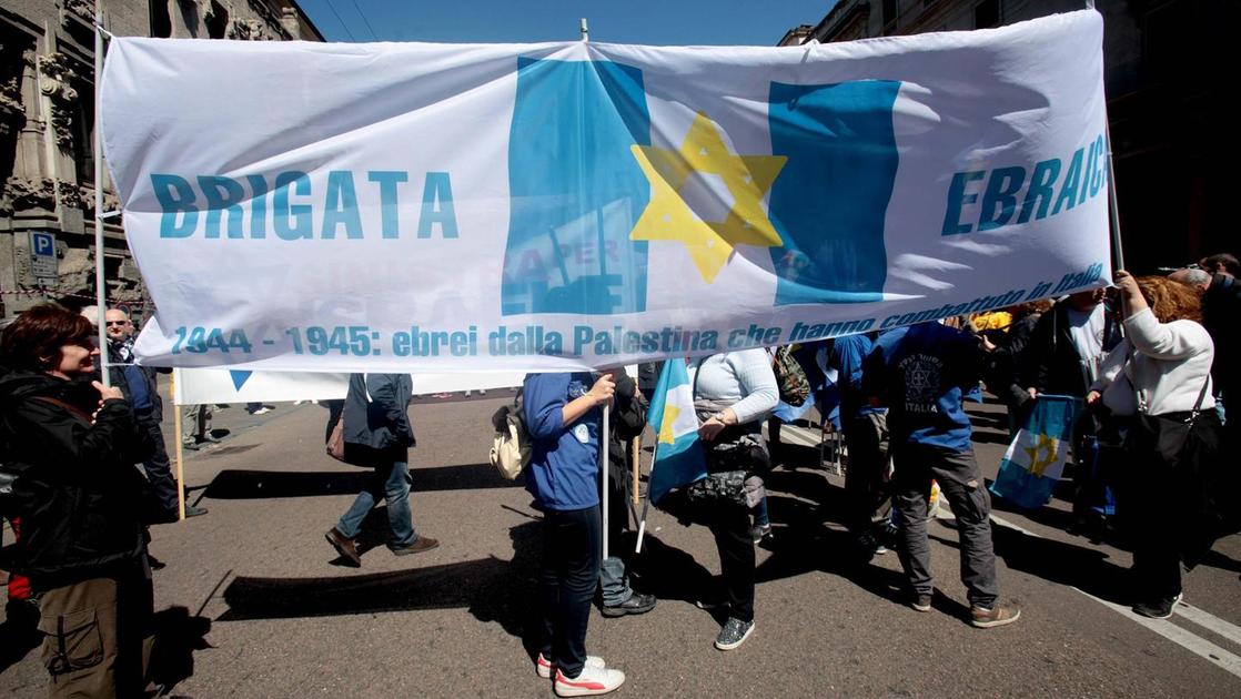 corteo del 25 aprile attenzione alla sicurezza cordone di protezione per la brigata ebraica da Ilgiorno.it corteo del 25 aprile attenzione alla sicurezza cordone di protezione per la brigata ebraica