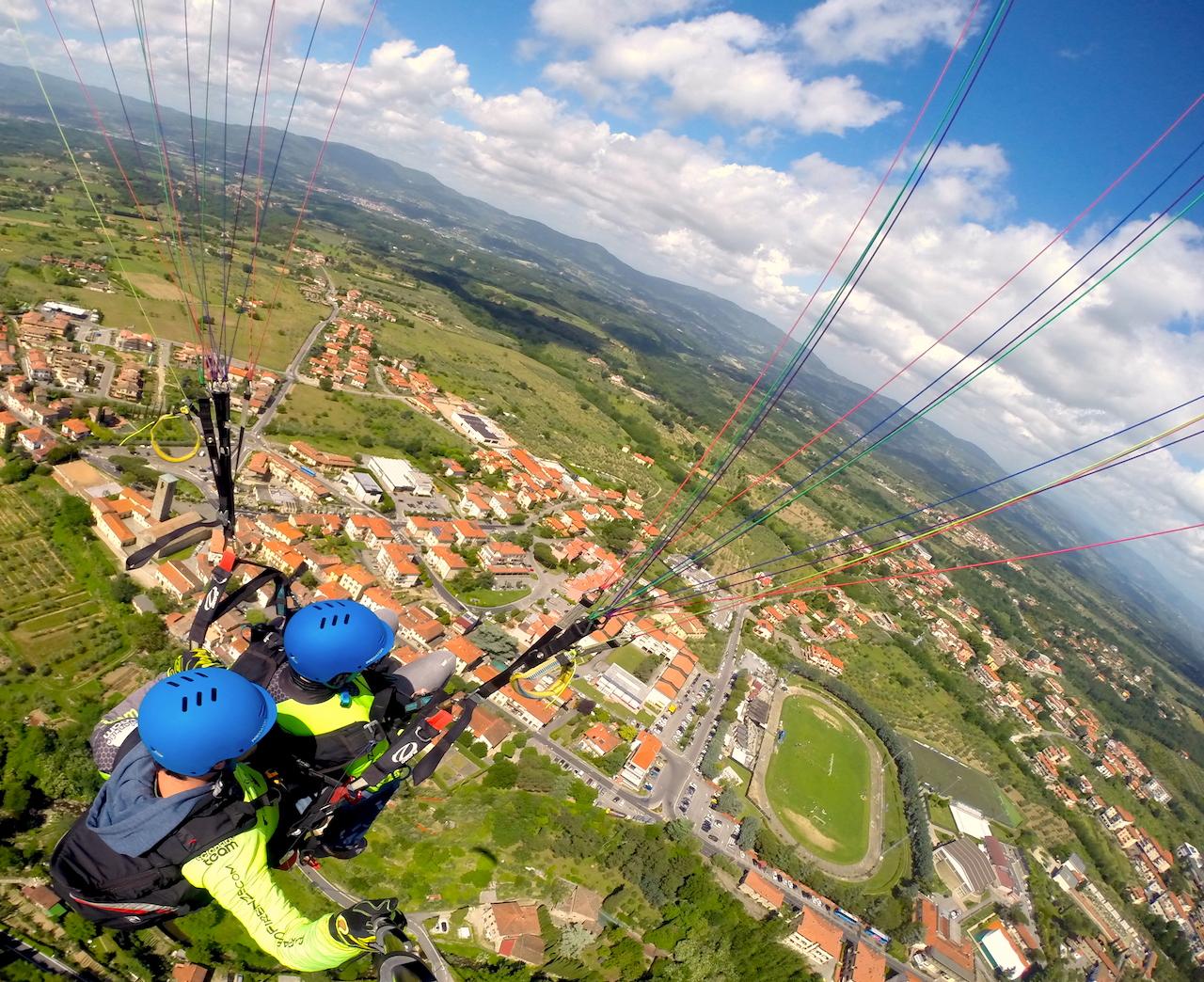 “In due sono precipitati col parapendio nel campo da calcio del Bione”: la manovra d’emergenza “In due sono precipitati col parapendio nel campo da calcio del Bione”: la manovra d’emergenza
