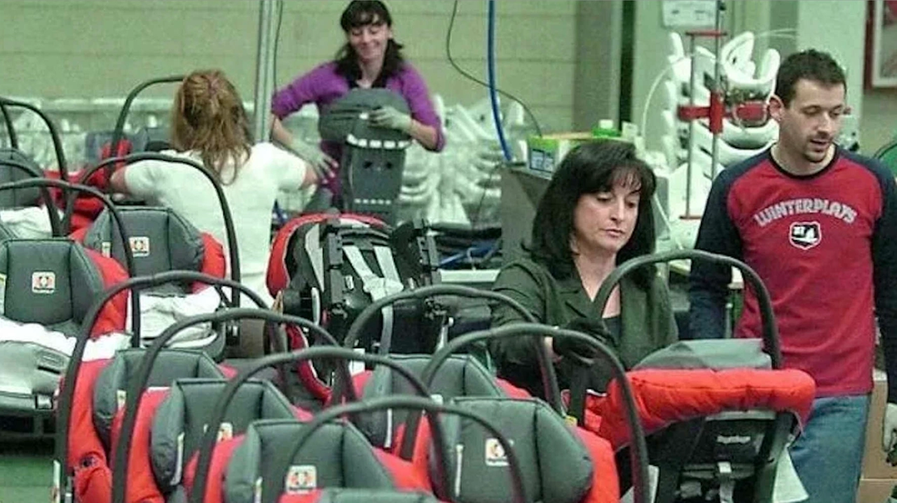 L’azienda di Arcore nota in tutto il mondo per la produzione di passeggini e giocattoli per bambini non intende ritirare i 95 licenziamenti su 244 dipendenti L’azienda di Arcore nota in tutto il mondo per la produzione di passeggini e giocattoli per bambini non intende ritirare i 95 licenziamenti su 244 dipendenti
