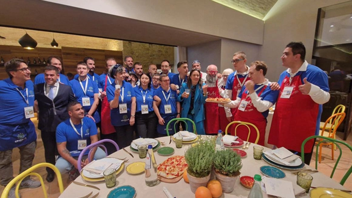 I camerieri dei ristoranti speciali brianzoli ieri hanno messo a tavola i grandi della Terra. Il loro “papà“: "Matteone, Leo, Andrea, Lorenzo, Edo, Simone e Beatrice sono un esempio di inclusione". I camerieri dei ristoranti speciali brianzoli ieri hanno messo a tavola i grandi della Terra. Il loro “papà“: "Matteone, Leo, Andrea, Lorenzo, Edo, Simone e Beatrice sono un esempio di inclusione".