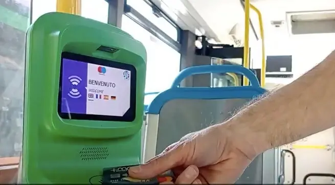 Como, pagamenti contactless sui bus: su quali linee si potrà fare il biglietto con la carta