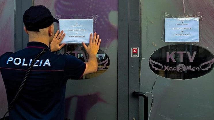Gli agenti affiggono il decreto di sospensione Gli agenti affiggono il decreto di sospensione