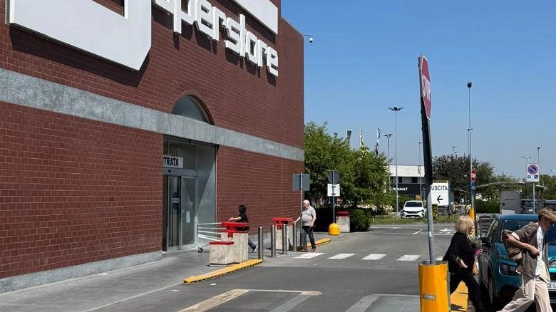 Il supermercato in via Quartiere Piave lungo la Statale 10 “Padana Inferiore finito ancora nel mirino dei malviventi Il supermercato in via Quartiere Piave lungo la Statale 10 “Padana Inferiore finito ancora nel mirino dei malviventi