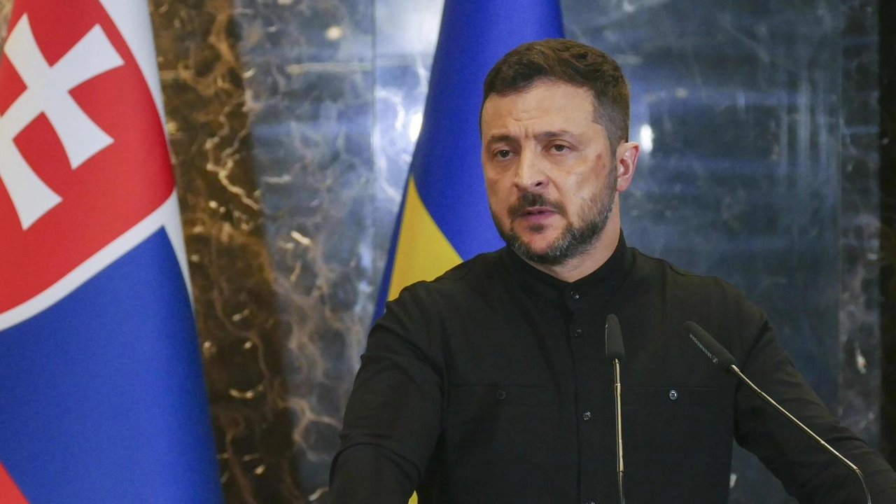 Il presidente ucraino Volodymyr Zelensky ha dichiarato di aspettarsi una "forte risposta" dagli Stati Uniti in seguito all'attacco aereo russo... Il presidente ucraino Volodymyr Zelensky ha dichiarato di aspettarsi una "forte risposta" dagli Stati Uniti in seguito all'attacco aereo russo...