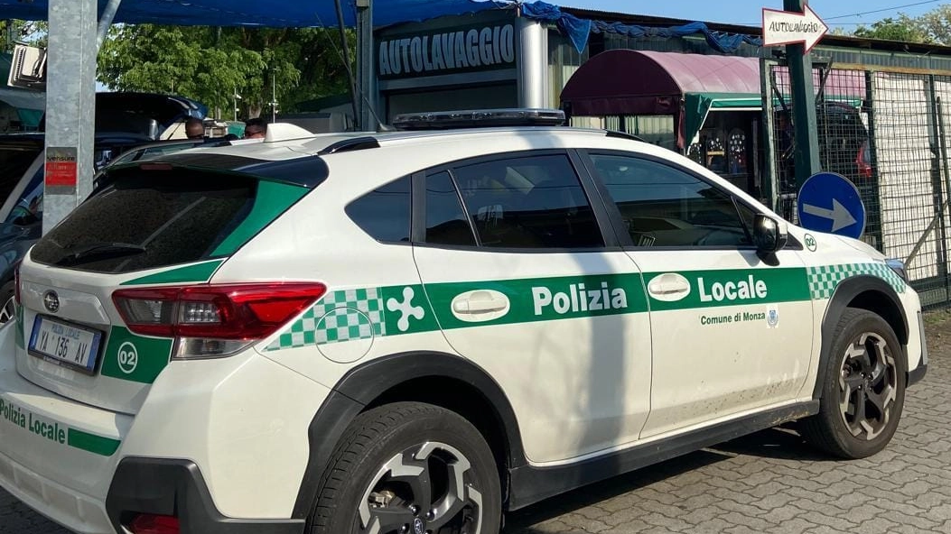 Polizia locale Monza controllo autolavaggi per lavoratori in nero