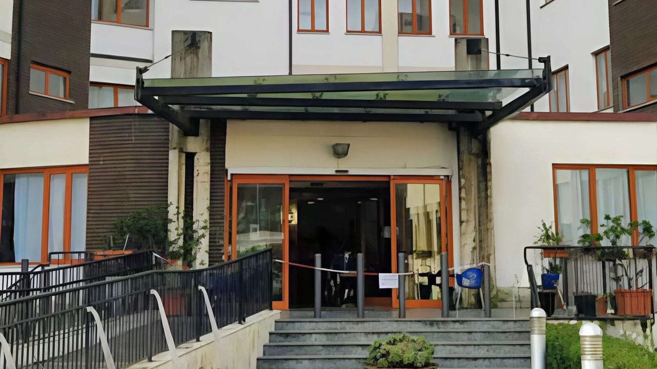 L’ingresso della Rsa comunale “Virgilio Ferrari“, che ospita oltre 200 anziani: ospiti, familiari e sindacati denunciano il cattivo funzionamento dell’aria condizionata L’ingresso della Rsa comunale “Virgilio Ferrari“, che ospita oltre 200 anziani: ospiti, familiari e sindacati denunciano il cattivo funzionamento dell’aria condizionata