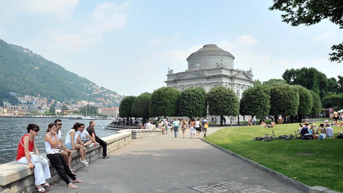 Affascinati dal gioco d’azzardo più che dal lago alcuni turisti stranieri sono stati truffati da un 38enne di nazionalità rumena... Affascinati dal gioco d’azzardo più che dal lago alcuni turisti stranieri sono stati truffati da un 38enne di nazionalità rumena...