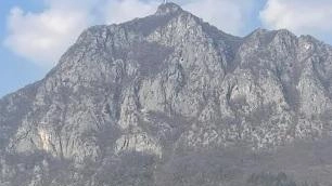 Una nuvola di fumo bianco, poi il fragore delle rocce che si sgretolano e precipitano verso valle. Una scarica... Una nuvola di fumo bianco, poi il fragore delle rocce che si sgretolano e precipitano verso valle. Una scarica...