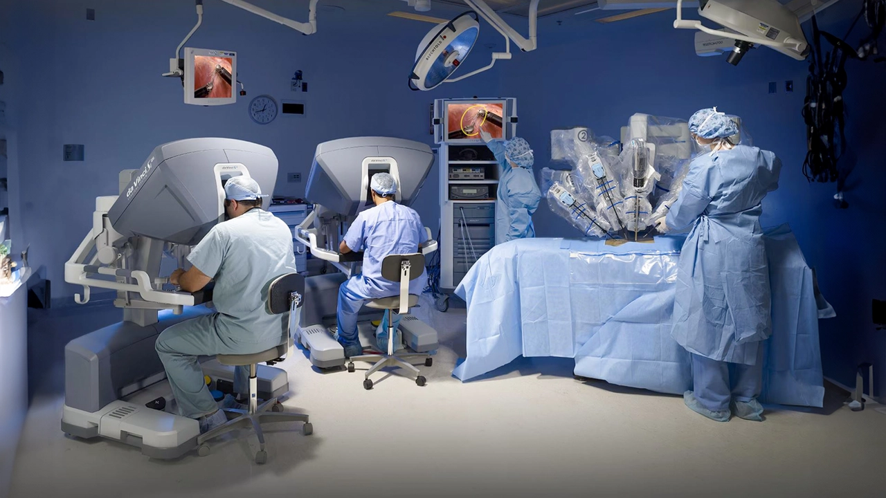 La chirurgia robotica ad alta complessità è l'evoluzione della chirurgia laparoscopica, che utilizza robot per eseguire interventi complessi con maggiore precisione e mininvasività