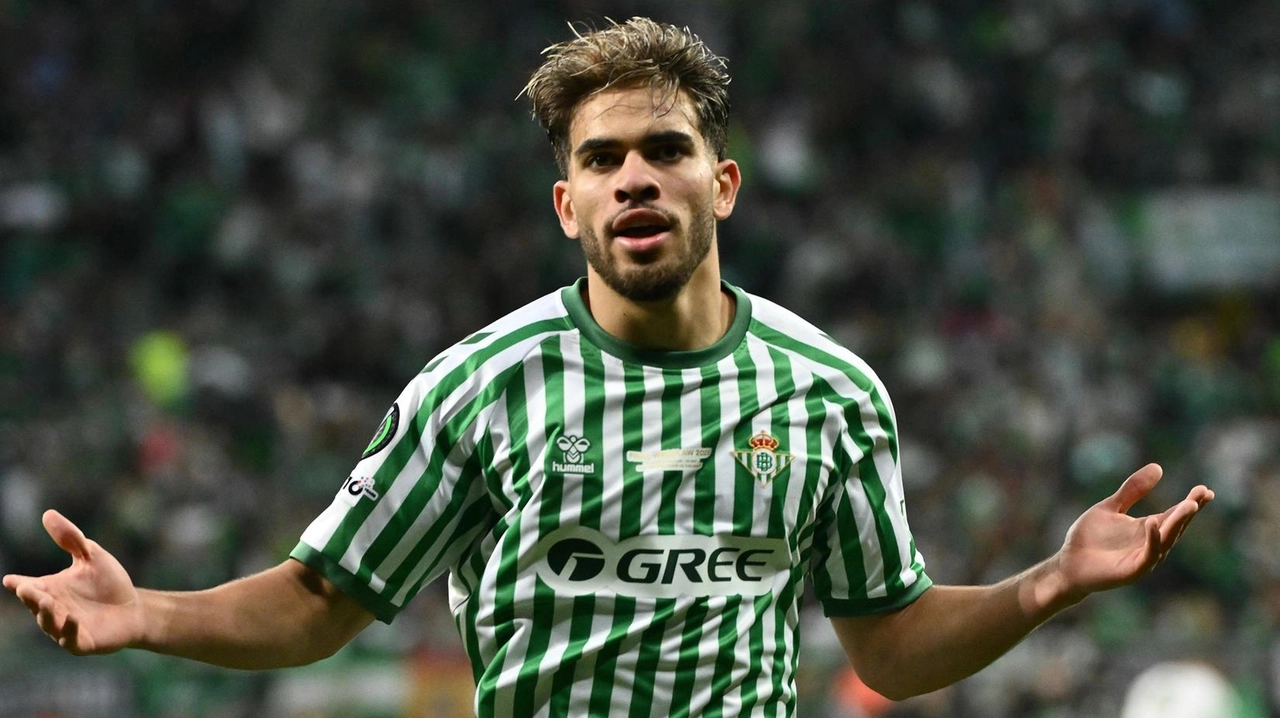 Il Como di Fabregas mira all'Europa con nuovi acquisti italiani e spagnoli, tra cui Perin, Caprile e Isco.