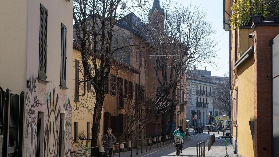 Un’antica stradina che si snoda da piazza Arcole al Naviglio Pavese, appena oltre la circonvallazione interna. Una viuzza punteggiata da... Un’antica stradina che si snoda da piazza Arcole al Naviglio Pavese, appena oltre la circonvallazione interna. Una viuzza punteggiata da...