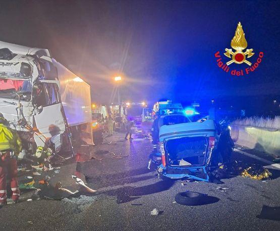 Tragedia nella notte in A1. Schianto tra auto e due tir. Muore una ventunenne Tragedia nella notte in A1. Schianto tra auto e due tir. Muore una ventunenne