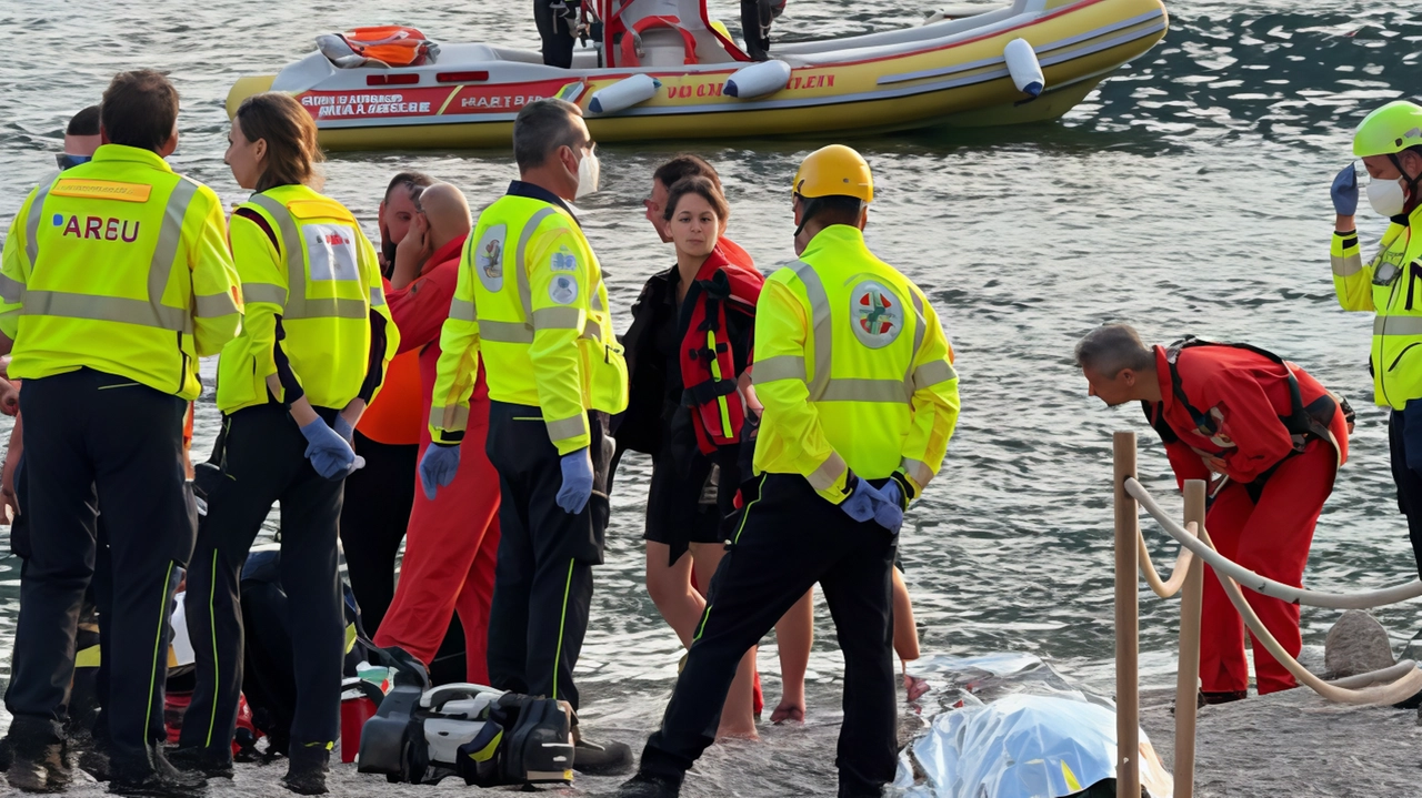 L’intervento dei soccorritori sulle acque del lago Per il giovane non c’era più nulla da fare L’intervento dei soccorritori sulle acque del lago Per il giovane non c’era più nulla da fare