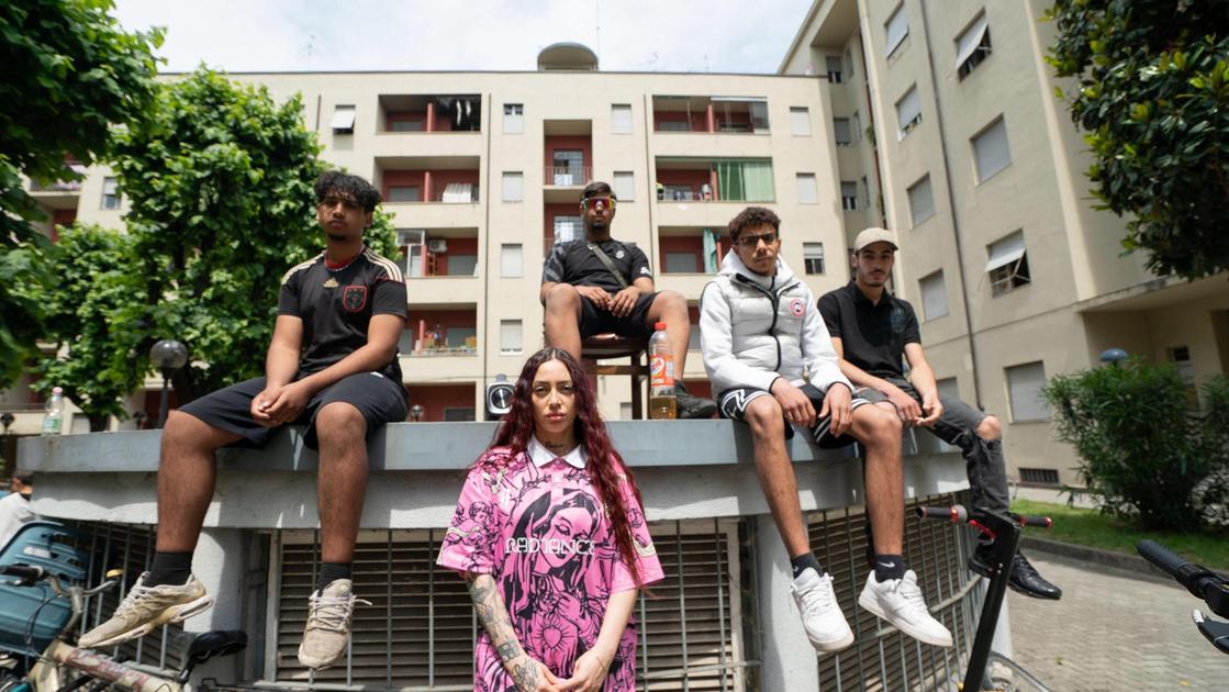 Le ragazze di Calvairate: "In ciabatte a piazzale Cuoco". Comagatte canta il quartiere e la “Loggia“ fa community Le ragazze di Calvairate: "In ciabatte a piazzale Cuoco". Comagatte canta il quartiere e la “Loggia“ fa community