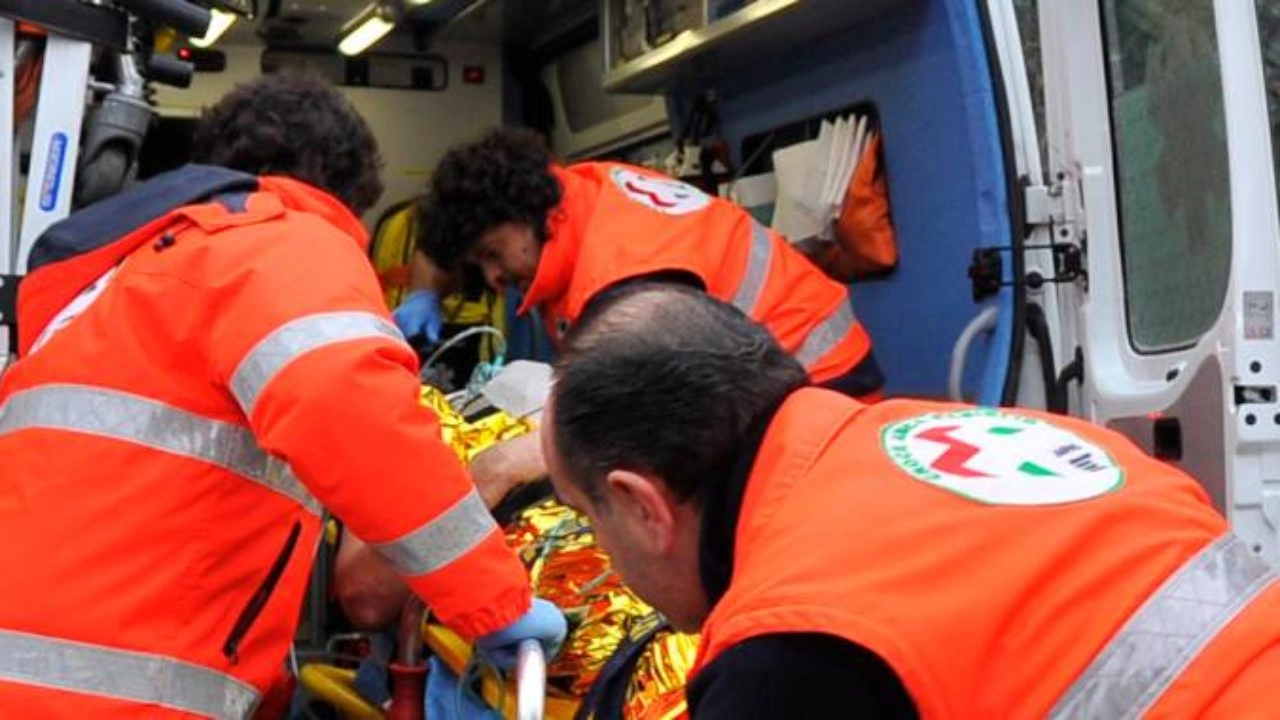 Papà e figlia sono stati portati in pronto soccorso (foto di archovio) Papà e figlia sono stati portati in pronto soccorso (foto di archovio)