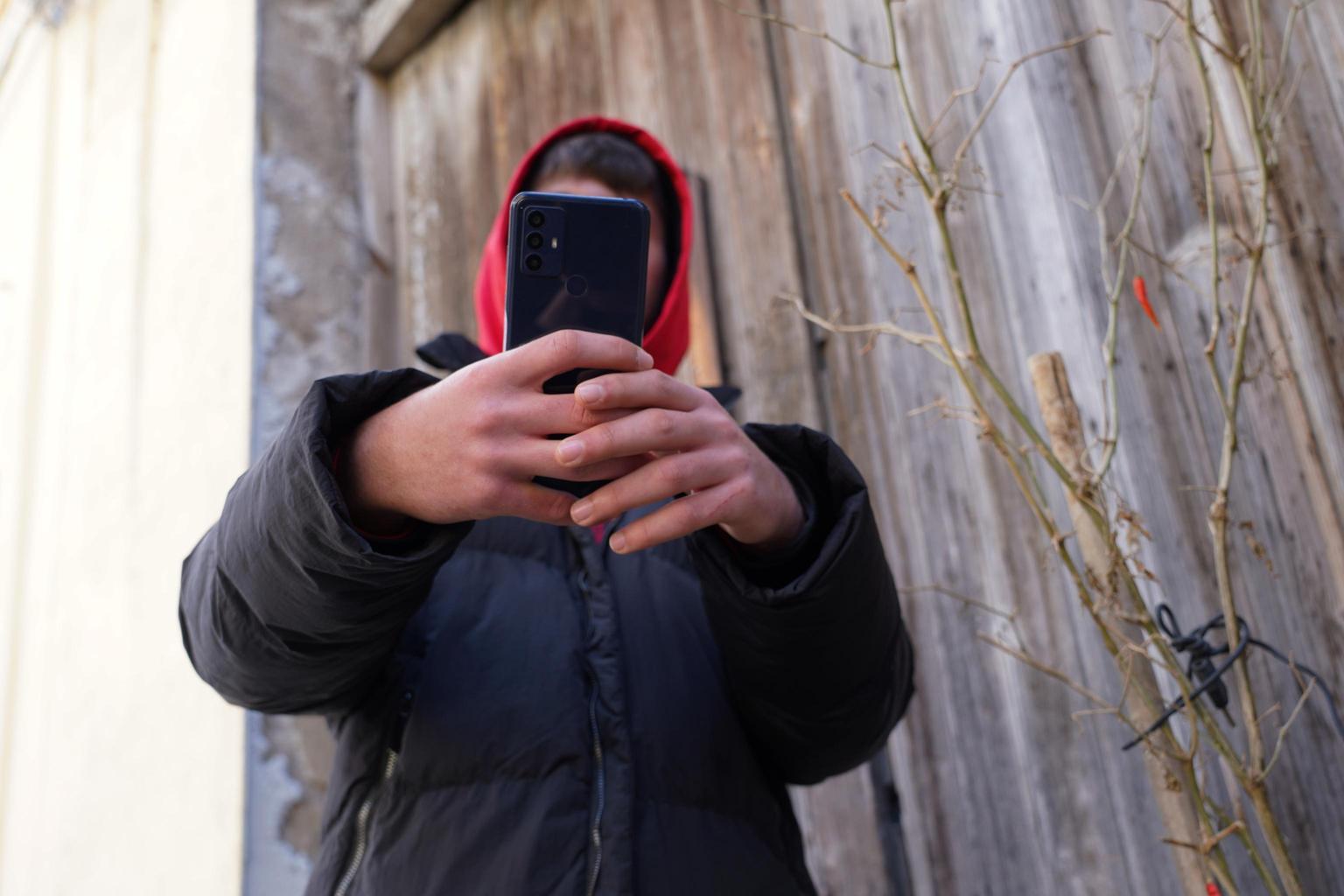 “Ci sono tre ragazzi che si fanno selfie con le armi in mano”: allarme nel parcheggio del supermercato “Ci sono tre ragazzi che si fanno selfie con le armi in mano”: allarme nel parcheggio del supermercato
