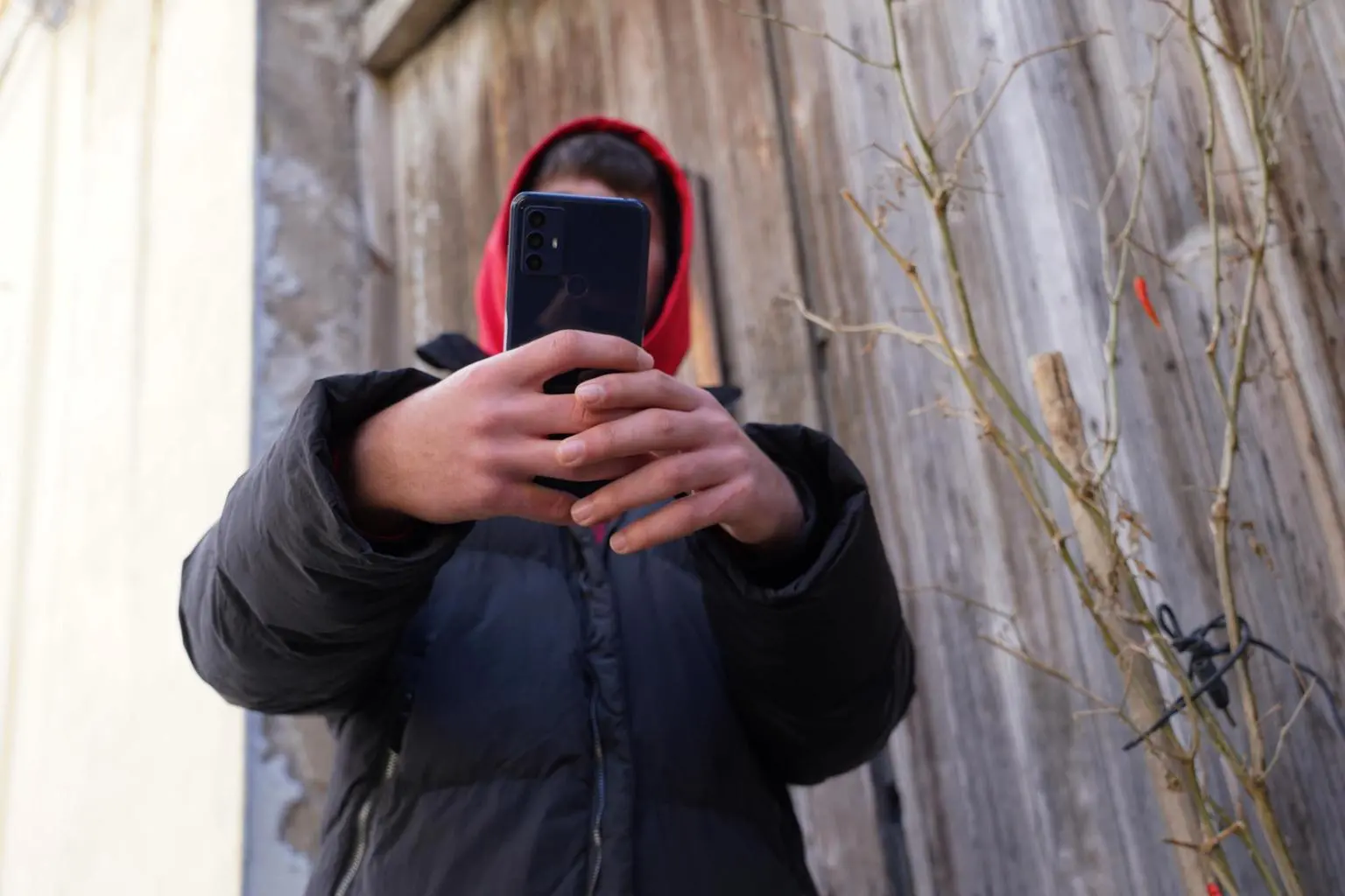 “Ci sono tre ragazzi che si fanno selfie con le armi in mano”: allarme nel parcheggio del supermercato