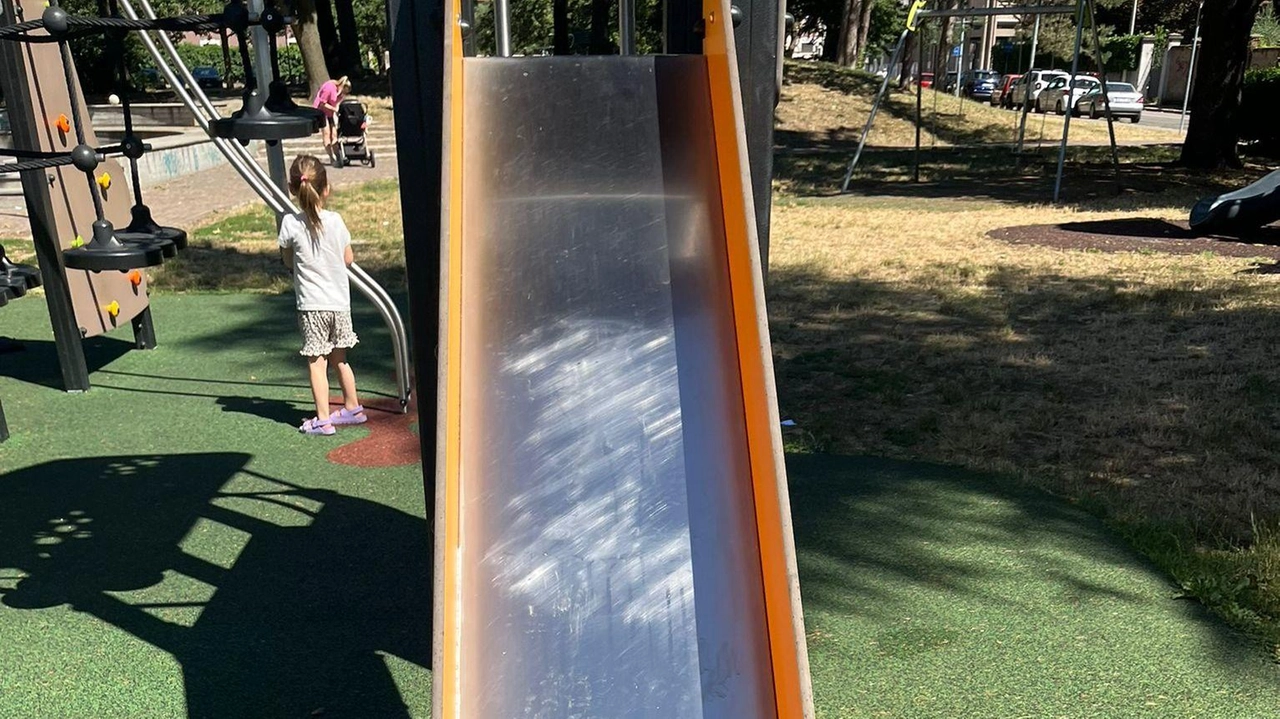 Parco Cantoni è tornato a essere fruibile dopo gli atti vandalici dei giorni scorsi, che hanno interessato alcune aree... Parco Cantoni è tornato a essere fruibile dopo gli atti vandalici dei giorni scorsi, che hanno interessato alcune aree...