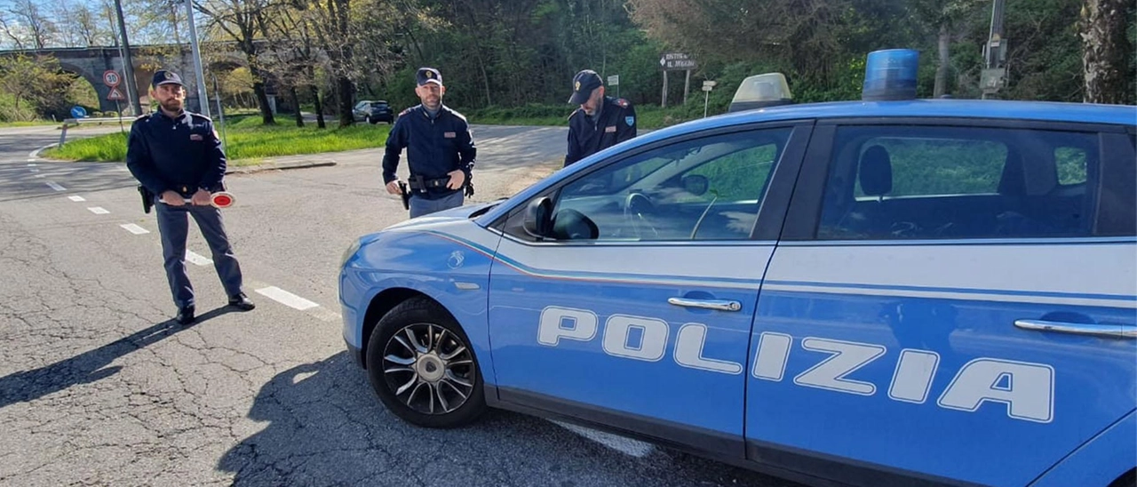 Foto della droga nel telefono, così il pusher finisce in manette per un controllo stradale