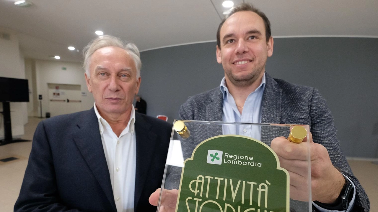 Gli eredi di Bice con la targa in mano A sinistra il figlio Stelio Grassi e a destra Riccardo rappresentante della nuova generazione di nipoti che hanno scelto di infarinarsi le mani Gli eredi di Bice con la targa in mano A sinistra il figlio Stelio Grassi e a destra Riccardo rappresentante della nuova generazione di nipoti che hanno scelto di infarinarsi le mani