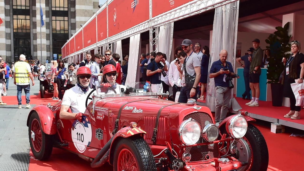 La Mille Miglia a Brescia: vetture storiche pronte a partire per un viaggio di andate e ritorno