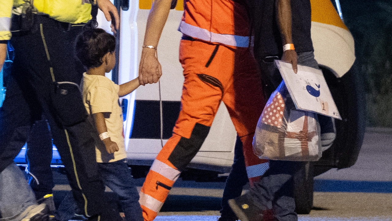 Arrivati a Linate i bambini di Gaza: saranno curati al Niguarda, al Buzzi e dai medici degli ospedali di Bergamo e Brescia