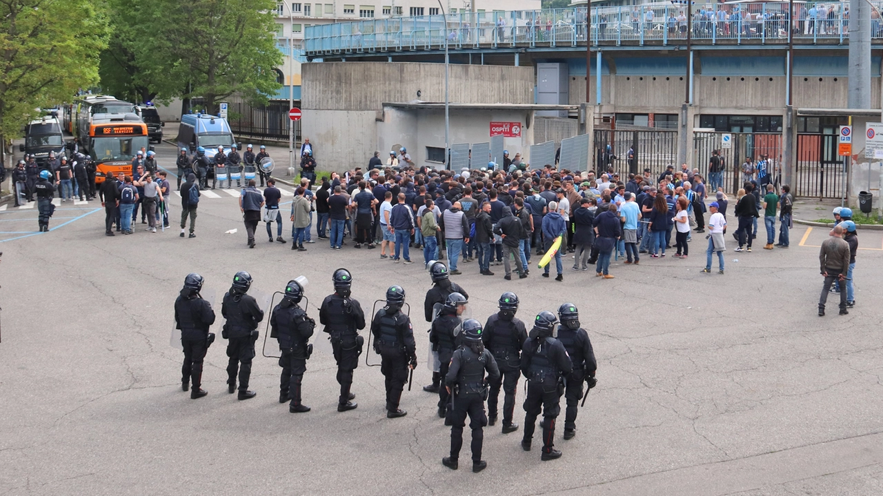 Gli ultras del Como Calcio fuori dallo stadio Sinigaglia il 22 maggio 2019 quando ci furono scontri, incidenti e daspo Gli ultras del Como Calcio fuori dallo stadio Sinigaglia il 22 maggio 2019 quando ci furono scontri, incidenti e daspo