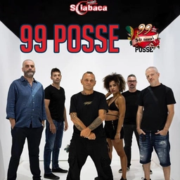 Il ritorno alla lotta dei 99 Posse: rap, elettronica e militanza. La band sul palco della Festa di Radio Onda d’Urto a Brescia