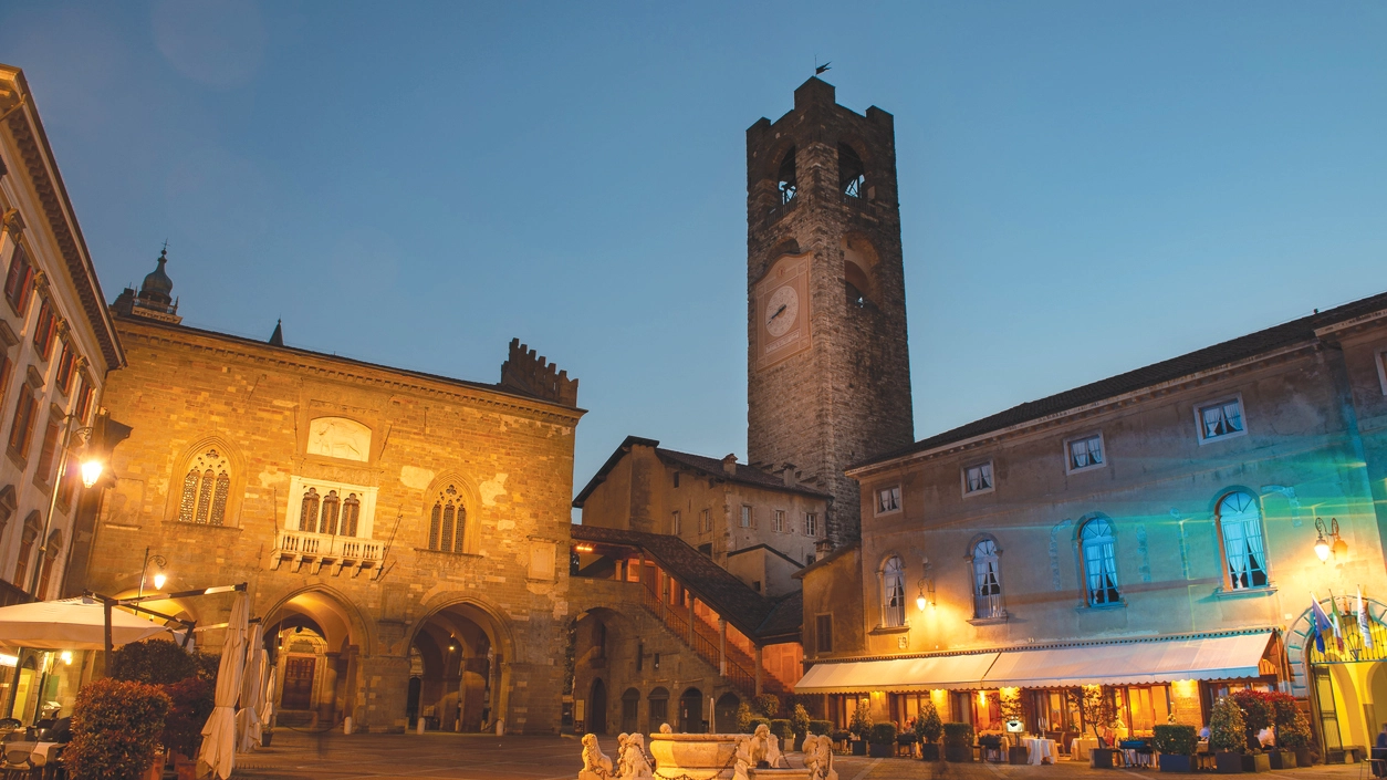 Piazza Vecchia è il cuore pulsante della città di Bergamo Piazza Vecchia è il cuore pulsante della città di Bergamo