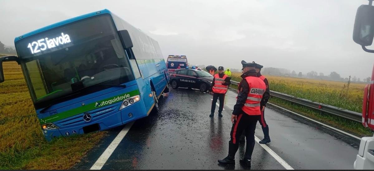 Cergnago, pullman di linea esce di strada: tutti salvi i 20 ragazzi a bordo e l