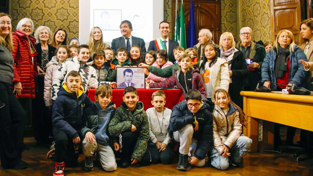 Rho, Poste italiane rende omaggio al giovane operaio che disarmò uno dei sequestratori di 94 bambini Rho, Poste italiane rende omaggio al giovane operaio che disarmò uno dei sequestratori di 94 bambini