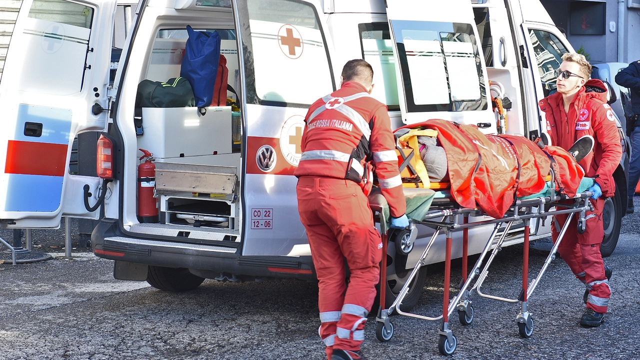 Sul posto ambulanza e i vigili del fuoco del distaccamento di Ispra Sul posto ambulanza e i vigili del fuoco del distaccamento di Ispra