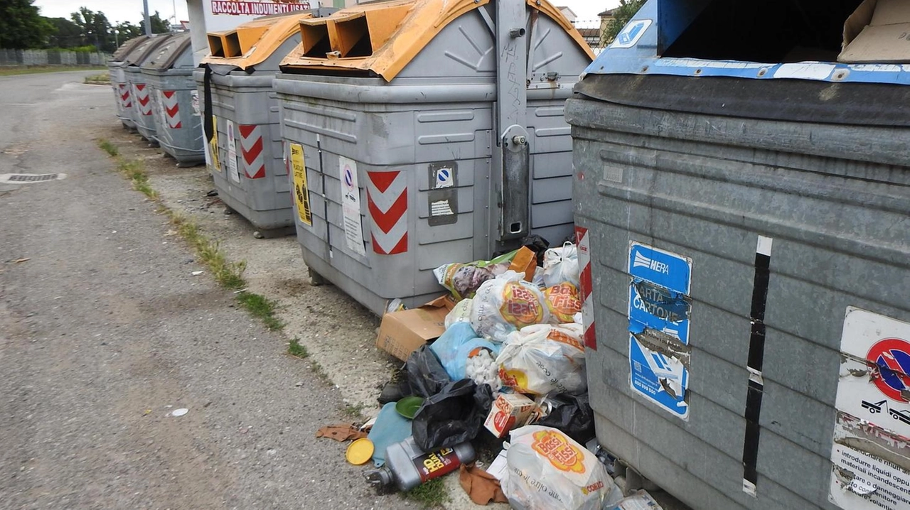 Le fototrappole servono a smascherare i furbetti che abbandonano i rifiuti per strada