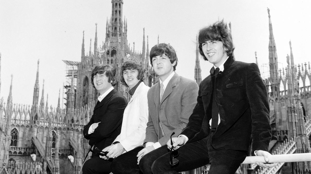 In alto a sinistra, l’arrivo alla Centrale In alto a destra i fan al Vigorelli A sinistra, i Fab Four su un’Alfa Romeo 2600 spider verso l’abergo A destra, foto di gruppo con il Duomo di sfondo (© Archivio Publifoto Intesa Sanpaolo)