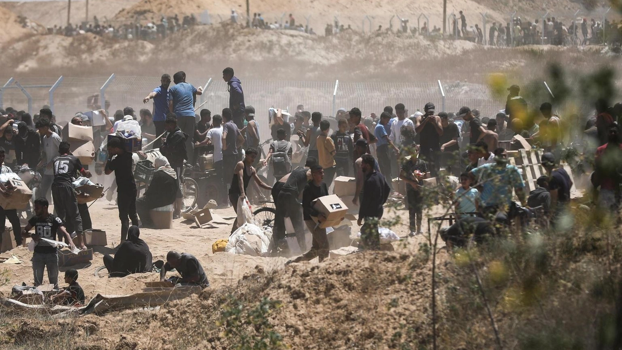 La Protezione civile di Gaza accusa Israele di aver ucciso 20 persone e ferito 200 a Khan Yunis, nel sud della Striscia di Gaza. La Protezione civile di Gaza accusa Israele di aver ucciso 20 persone e ferito 200 a Khan Yunis, nel sud della Striscia di Gaza.