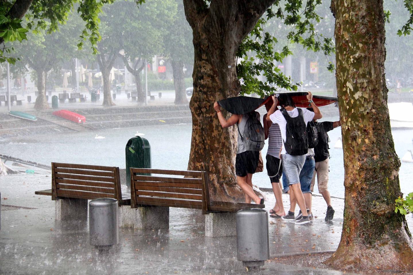 allerta gialla a milano e fascia prealpina in arrivo piogge violenti temporali e neve in montagna