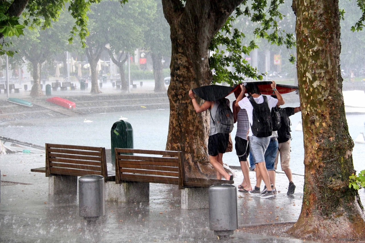 Maltempo a Lecco, giovani cercano riparo