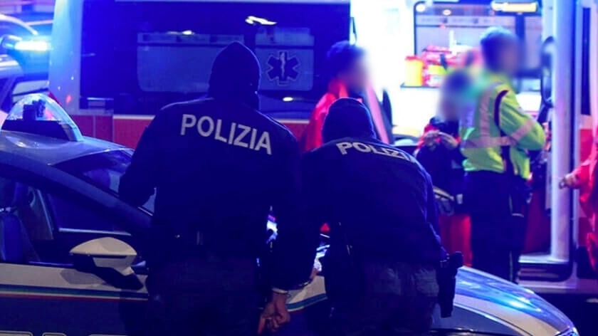 Ambulanza e polizia in azione nella notte