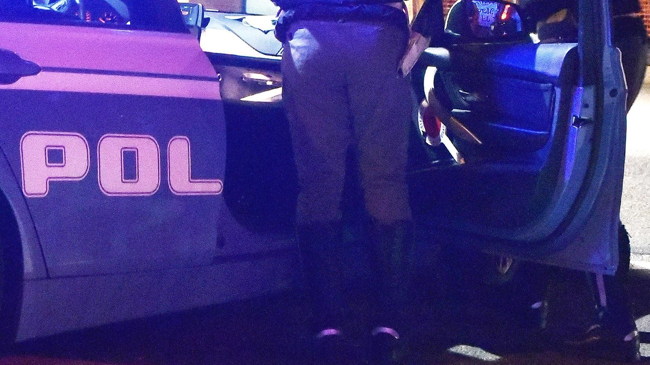 Sul ciglio di una strada anche piuttosto trafficata prendeva a calci e pugni la sua fidanzata. Era circa mezzanotte... Sul ciglio di una strada anche piuttosto trafficata prendeva a calci e pugni la sua fidanzata. Era circa mezzanotte...