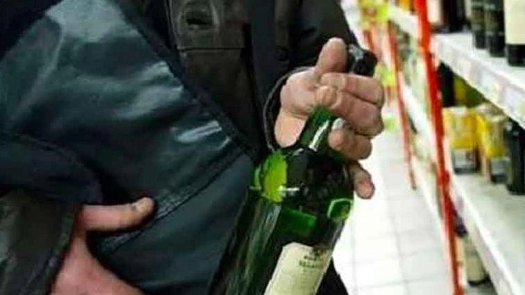 Difficile non notarlo con oltre dieci bottiglie di whisky nello zaino: il suo ingombrante bottinonon è passato inosservato agli uomini...